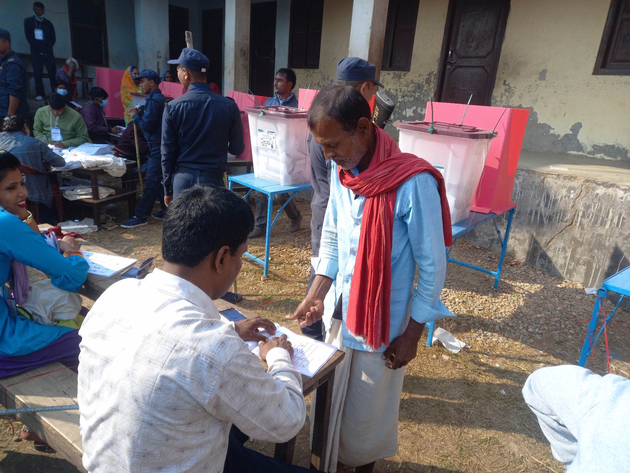 सिमासंग नजिक रहेको अतिसम्वेदनशिल धोरेको श्री नेरा प्रावि धोरेमा मतदान गर्दै